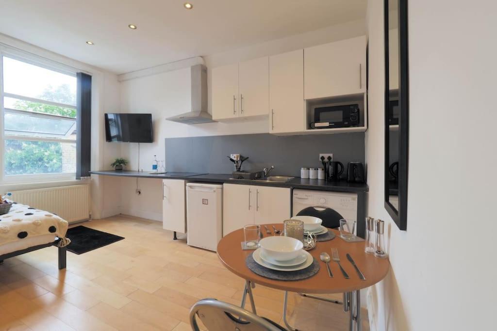 S2 Full With Own Kitchen In Centre Of Kilburn Apartament